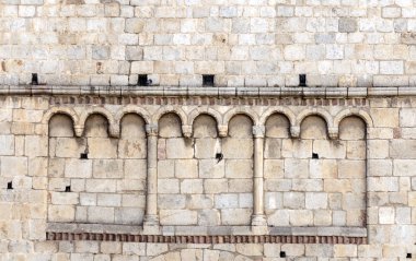 Taş bir duvarda Romanca kemerler