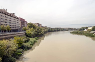 Zaragoza 'daki Ebro Nehri' nin bir tarafında binalar var.