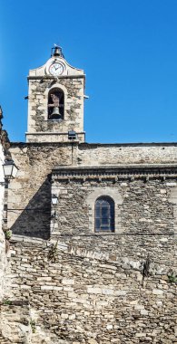 Pirenes dağlarındaki Girona 'daki Romen taş kilisesi.