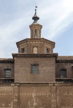 İspanya 'nın kuzeyinde güneşli bir günde Zaragoza Katedrali' nin Kubbesi.