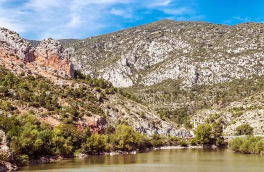 Arka planda Pirene Dağları ile Katalonya Dağları.