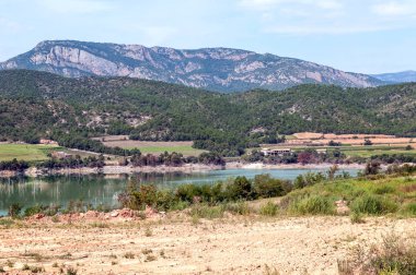 Catalonia gölde arka planda Pirene Dağları ile.