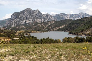 Catalonia gölde arka planda Pirene Dağları ile.