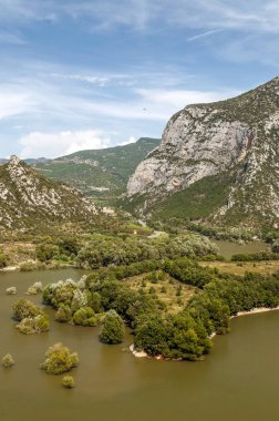 Arka planda Pirene Dağları ile Katalonya Dağları.