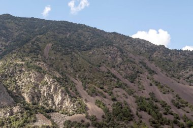 Arkasında Pireneler olan Andorra la Vella Dağları
