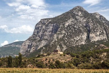 Arka planda Pirene Dağları ile Katalonya Dağları.
