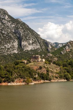 Catalonia gölde arka planda Pirene Dağları ile.