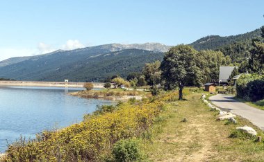 Fransa 'nın güneyinde, Pireneler' in dağlarında göl
