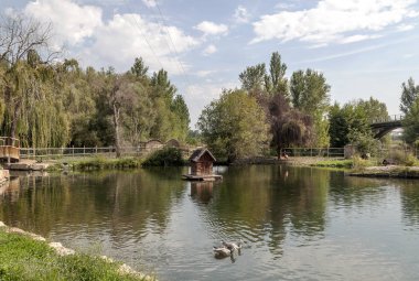 Catalonia gölde arka planda Pirene Dağları ile.