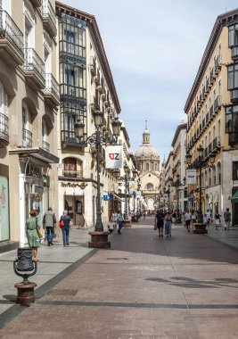 Zaragoza, İspanya - Ekim 2014. Zaragoza İspanyol şehri içinde bulutlu bir günde yürüyen insanlarla merkezinde sokak Cerdan.