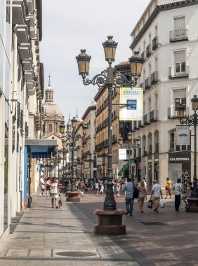 Zaragoza, İspanya - Ekim 2014. Zaragoza İspanyol şehri içinde bulutlu bir günde yürüyen insanlarla merkezinde sokak Cerdan.