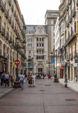 Zaragoza, İspanya - Ekim 2014. Zaragoza İspanyol şehri içinde bulutlu bir günde yürüyen insanlarla merkezinde sokak Cerdan.