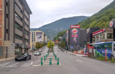 Andorra La Vella, Andorra - Eylül 2014. Anonim insanlar güneşli bir günde Andorra merkezi sokaklarında yürürken, insanlar. Pirene Dağları ile çevrili bir şehir.