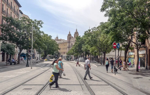 スペインのサラゴサ 2014 月曇りの日にそれを歩いて人々 のサラゴサのスペインの街の中心部にストリート セルダン — ストック写真