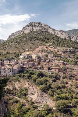 Arka planda Pirene Dağları ile Katalonya Dağları.