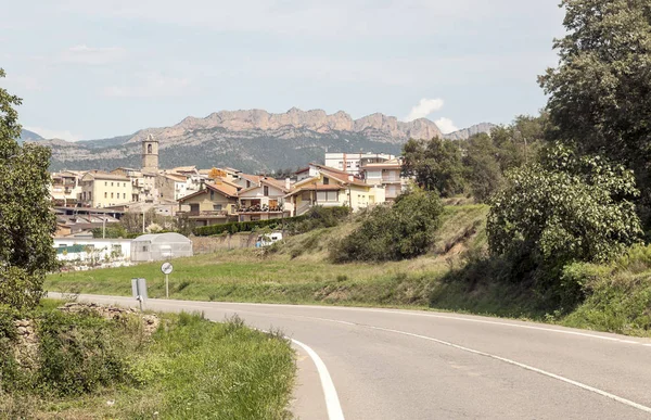 Landelijk Dorp Catalonië Met Bergen Van Pyreneeën Achtergrond — Stockfoto