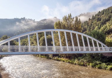 Katalonya Pyrenees dağlarda Segre Nehri Köprüsü