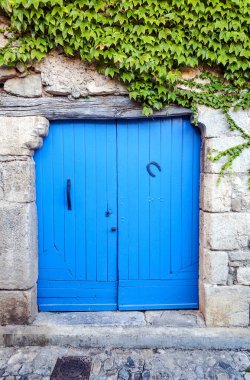 Bir duvar eski mavi kapı