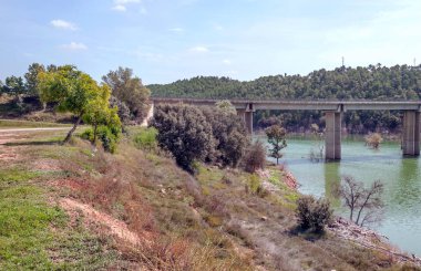 Catalonia gölde arka planda Pirene Dağları ile.