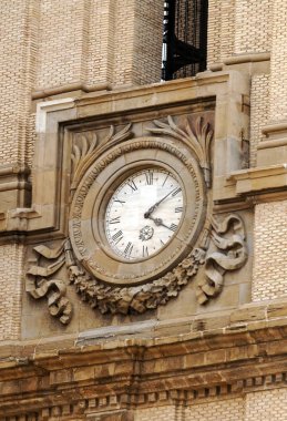 İspanya 'nın kuzeyinde güneşli bir günde Zaragoza Katedrali' nin Kubbesi.