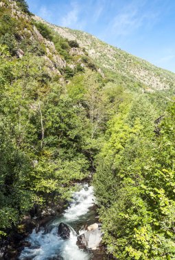 Bir Andorra la Vella, Andorra la nehrine nehirde backgroundella Pirenelerde Dağları ile arka planda Pirene Dağları ile