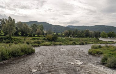 Bir Andorra la Vella, Andorra la nehrine nehirde backgroundella Pirenelerde Dağları ile arka planda Pirene Dağları ile