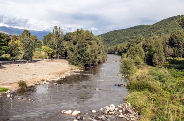 Bir Andorra la Vella, Andorra la nehrine nehirde backgroundella Pirenelerde Dağları ile arka planda Pirene Dağları ile