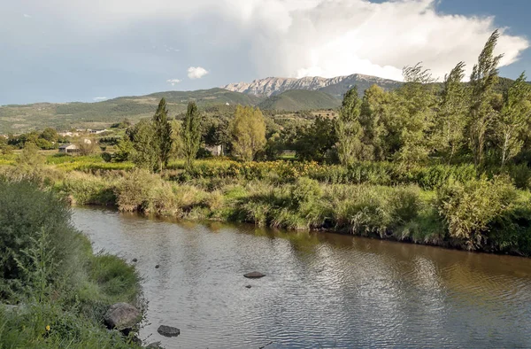 Bir Andorra la Vella, Andorra la nehrine nehirde backgroundella Pirenelerde Dağları ile arka planda Pirene Dağları ile