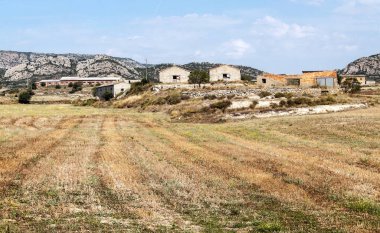 Arkasında Pireneler 'in dağları olan Katalonya kırsal köyü..