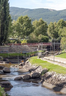 Bir Andorra la Vella, Andorra la nehrine nehirde backgroundella Pirenelerde Dağları ile arka planda Pirene Dağları ile