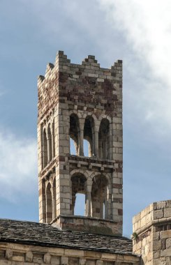 Pirenes dağlarındaki Girona 'daki Romen taş kilisesi.