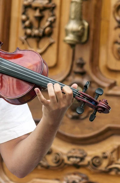 バイオリンを弾く人間の手 — ストック写真