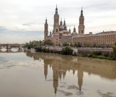 Yerebatan del Pilar Zaragoza İspanya Kuzey bulutlu bir günde
