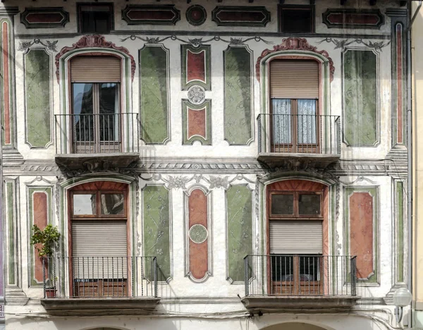 Старый Фасад Окнами — стоковое фото
