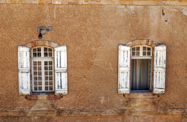 Pencereli eski cephe