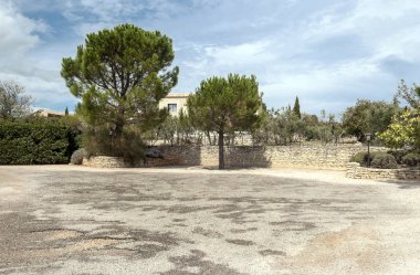 Gordes Fransa avluda bulutlu bir günde