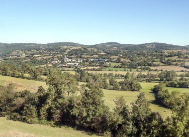 Güneşli bir günde Fransa ağaçları ile alanlar