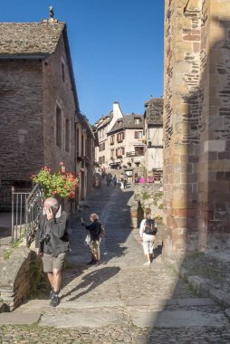 Güney Fransa dağlarındaki Conques sokakları güneşli bir günde