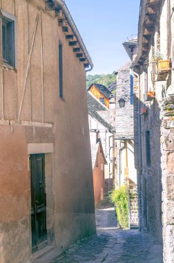 Güney Fransa dağlarındaki Conques sokakları güneşli bir günde