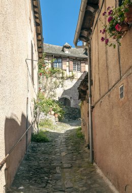 Güney Fransa dağlarındaki Conques sokakları güneşli bir günde