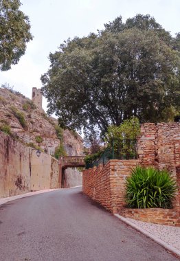 Bulutlu bir günde Fransa Gordes Köyü