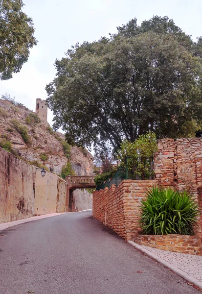 Bulutlu bir günde Fransa Gordes Köyü