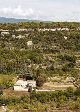 Bulutlu bir günde Fransa 'nın Alplerindeki dağlar