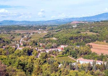 Bulutlu bir günde Fransa 'nın Alplerindeki dağlar