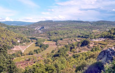 Bulutlu bir günde Fransa 'nın Alplerindeki dağlar