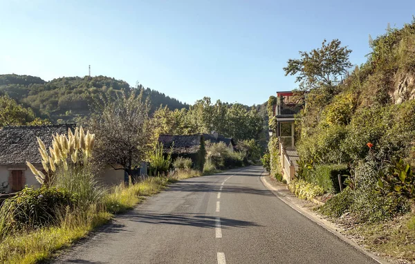 Venkovská Vesnice Parkovišti Údolí Horách Jižní Francie Slunečného Dne — Stock fotografie