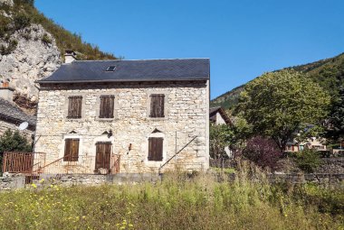 La Madeleine güneşli bir Fransa'da kırsal köy