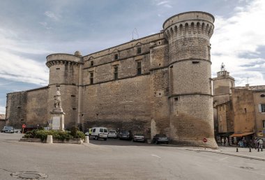 Gordes, Provence, Fransa - Eylül 2014. Bulutlu bir günde Gordes ortaçağ köyü sokaklarında yürüyüş anonim insanlar.