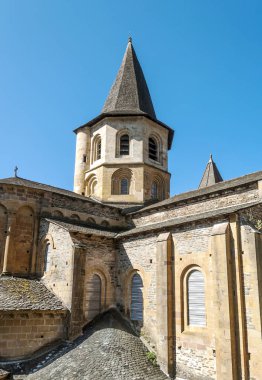 Güney Fransa dağlarındaki Conques sokakları güneşli bir günde