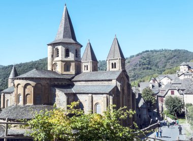 Güney Fransa dağlarındaki Conques sokakları güneşli bir günde